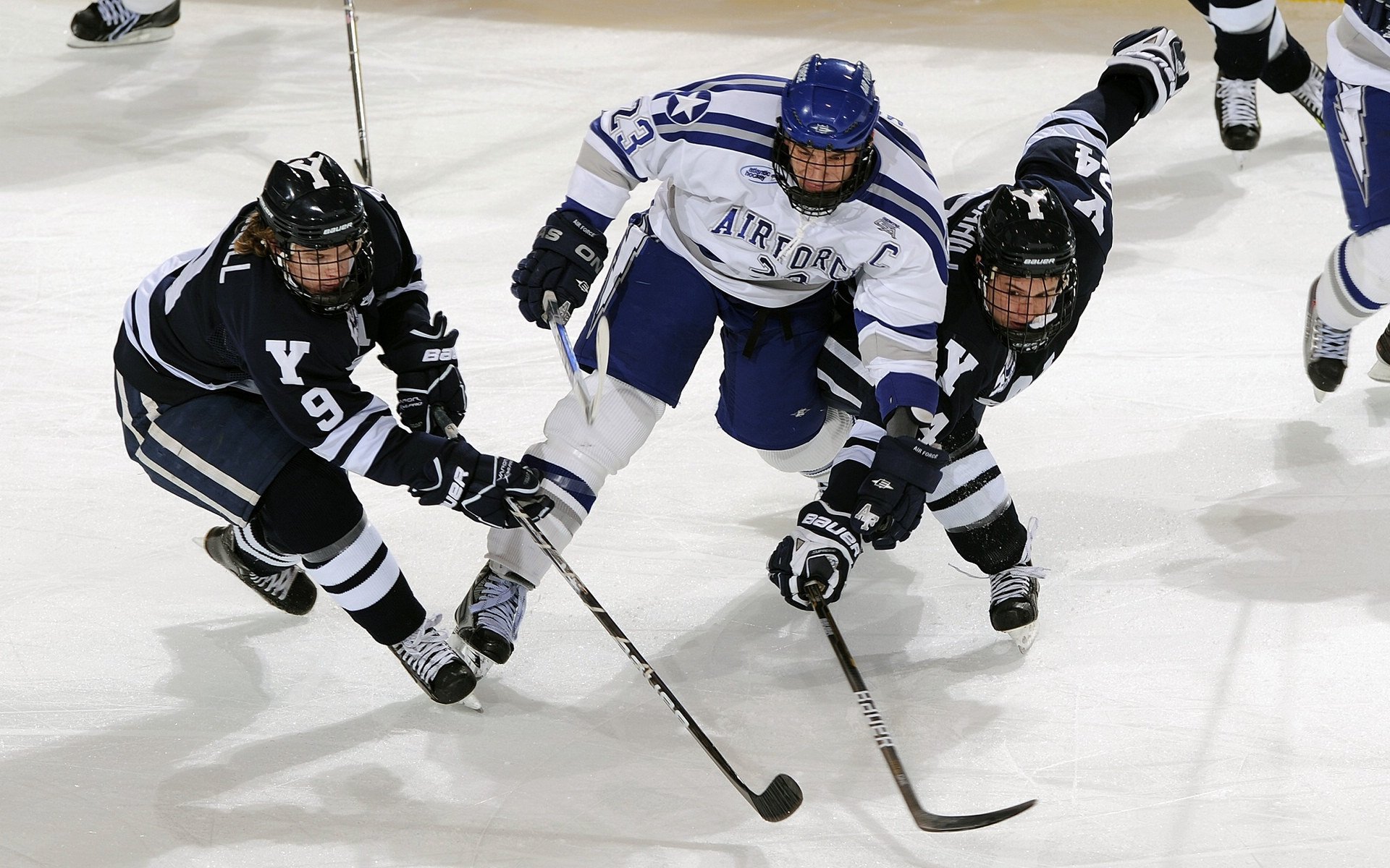 纽伦堡中场组织体系渐成熟，纽伦堡主场球衣